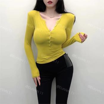 網紅ins韓版緊身性感單排扣V領長袖t恤女顯胸百搭打底衫2024新款
