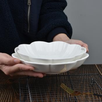 德化陶瓷餐盤白色家用盤子深盤創意花瓣涼菜盤家用沙拉盤甜品盤子