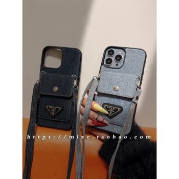 潮牌復古牛仔字母斜跨鏈條適用蘋果14手機殼iPhone13promax插卡12皮質軟殼15pro防摔保護套14promax個性情侶