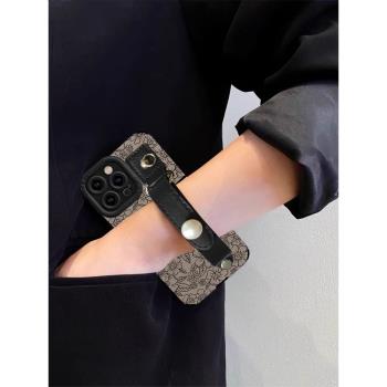 適用蘋果16promax手機殼歐美彩繪復古山茶花iPhone15pro珍珠手腕帶14PM女款13P高階感15全包軟矽膠16p保護套