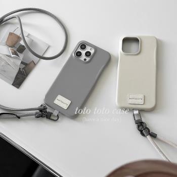 小眾ins高階感淺灰色皮質斜跨手機殼適用iPhone14promax蘋果15新款12/13promax簡約純色11