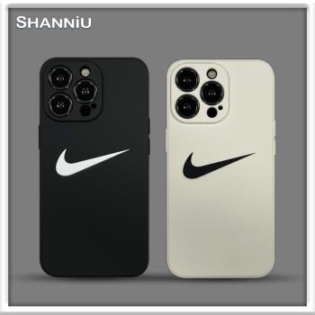 適用於歐美情侶簡約小勾iphone14pro max手機殼個性潮牌15Pro原創男女蘋果13pro液體矽膠12P側面圖案11保護套