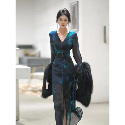 2025新款茶歇法式V領連衣裙女裝夏季高級感超好看風情萬種的裙子