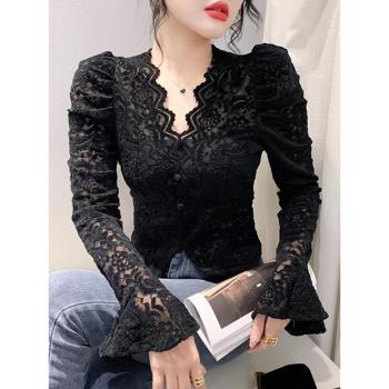 蕾絲打底衫女長袖春秋歐貨洋氣小衫高階感v領別致氣質喇叭袖上衣