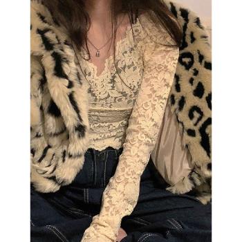 米色網紅蕾絲打底衫女時髦時尚洋氣甜美風深v低領透明花邊上衣