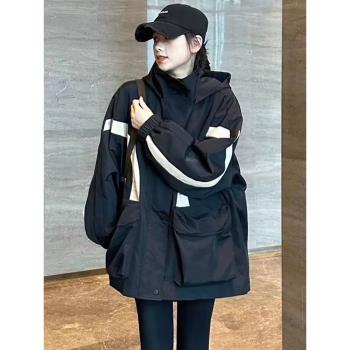 美式中長款抽繩沖鋒衣外套女2023冬季新款撞色連帽加棉工裝風衣潮