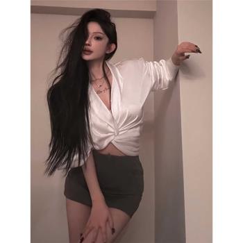辣妹設計感絲滑v領扭結白色襯衫性感短款防曬上衣高腰西裝裙套裝