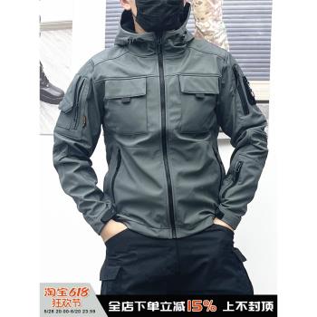 男春秋修身軟殼戰術騎行短夾克抓絨彈力沖鋒衣戶外套防水防刮灰色