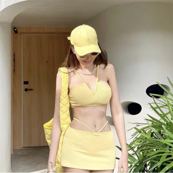 泳衣女2025新款檸檬黃裙式比基尼三件套小胸甜美可愛性感度假溫泉