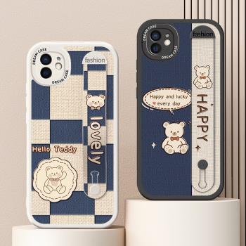 快樂小熊腕帶適用蘋果12手機殼iphone 12mini女款12pro保護套max矽膠蘋果11pro磨砂防摔全包布料餅幹軟殼支架