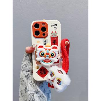 適用iphone16promax手機殼13蛇年新年款14諸事皆順15蘋果15promax舞獅支架16新款掛繩11高階皮質16pro軟套女