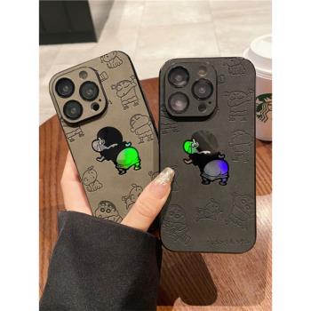 同古鐳射蠟筆小新適用iPhone15promax手機殼蘋果14pro自帶鏡頭膜15pro卡通13pm四角防摔12男女11情侶14高階感