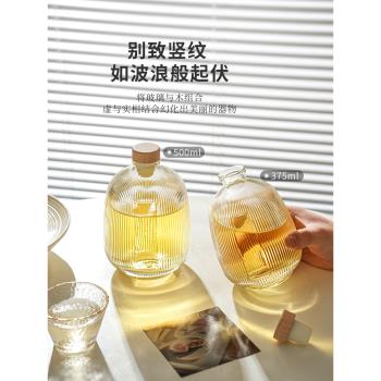 舍裡玻璃密封罐分裝酒瓶