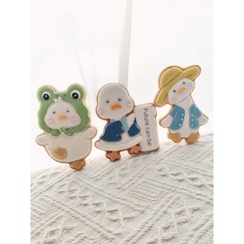小鬼717老師 畢業季可愛卡通鴨子糖霜餅幹模具家用烘焙按壓式