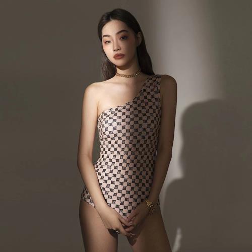羅卡藝歐美ins風jennie復古印花斜肩顯瘦遮肚溫泉度假連體泳衣女