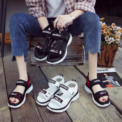 2026年新款運動涼鞋女夏時尚厚底平底中跟百搭魔術貼松糕底沙灘鞋