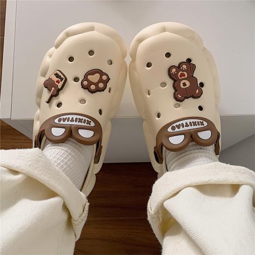 日系外穿小熊洞洞鞋女夏季可愛卡通拿鐵色防滑厚底海邊沙灘涼拖鞋