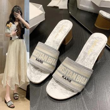 設計感粗跟一字拖鞋女時尚2024新款字母刺繡高跟外出涼拖沙灘涼鞋