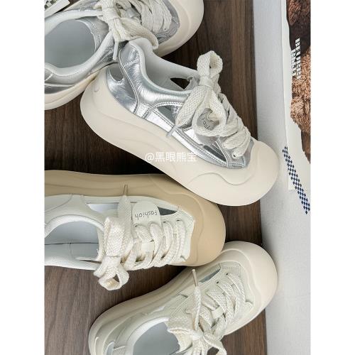 奶呼呼小白鞋女夏季鏤空2026新款外穿厚底設計感丑萌面包運動涼鞋