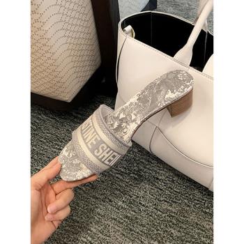 一字粗跟真皮刺繡仙女風時尚拖鞋