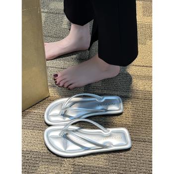 沙灘人字拖女外穿2025夏季新款防滑耐磨夾腳拖鞋平底海邊夾趾涼拖