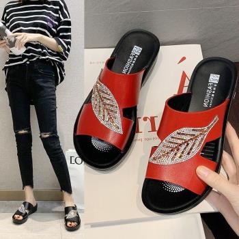 媽媽涼拖鞋女夏季中老年軟底防滑中年皮涼鞋女鞋外穿平底時尚女拖
