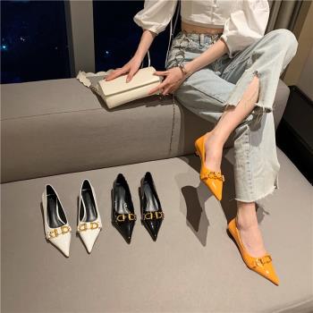 2022春季新款歐美風女鞋時尚金屬扣尖頭漆皮鞋子女低跟貓跟單鞋女