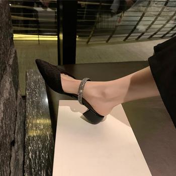 法式復古粗跟包頭涼鞋女2025新款水鉆尖頭後空瑪麗珍單鞋女涼拖鞋
