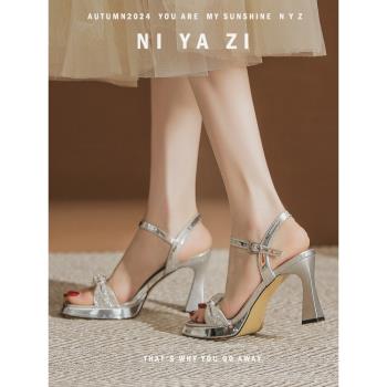 銀色防水臺夏季涼鞋女2024新款小個子高階感露趾一字扣高跟鞋粗跟