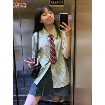 2024年夏季新款女裝綠色條紋短袖襯衫法式設計感小眾顯瘦上衣外套