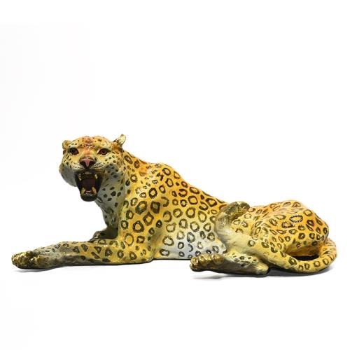 金錢豹（ヒョウ） 金錢豹漫步街頭民眾窮追拍照| 即时| 国际| 2024-09-02 \u2013 光明日报