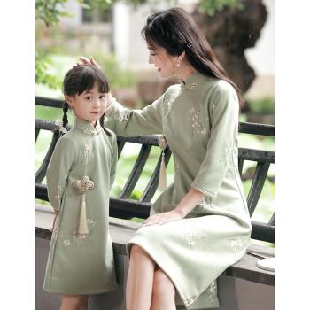 女童綠色旗袍秋季麂皮絨高階兒童親子母女禮服刺繡公主裙清新優雅