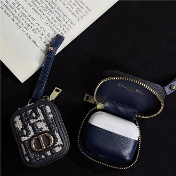 歐鵲 經典潮牌D家布面拉鏈耳機包適用蘋果藍芽無線耳機套AirPods pro 2保護套airpods 1/2/3代防摔掛包男女款
