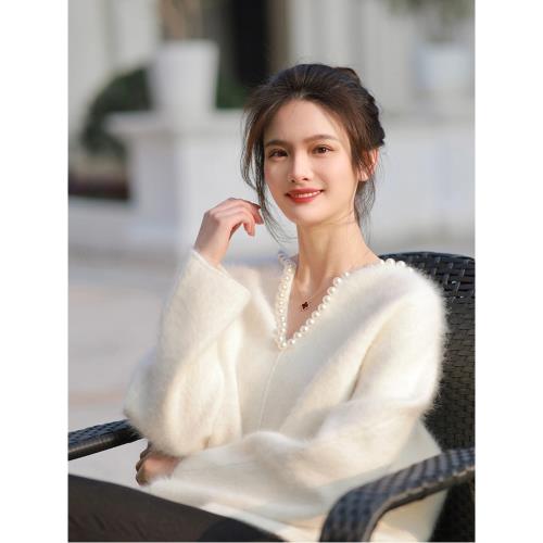 2025春秋新款女裝高級感超好看慵懶別致設計感白色珍珠領毛絨毛衣