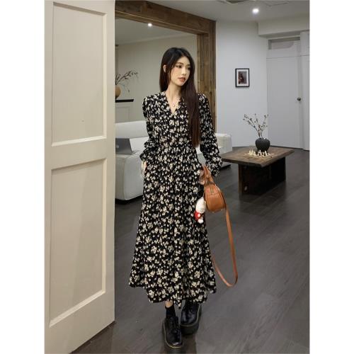 復古黑色碎花連衣裙女裝春季2025新款法式氣質收腰顯瘦中長款裙子