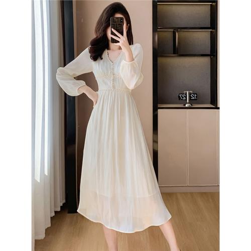 法式雪紡白色連衣裙女2026秋裝新款長袖收腰顯瘦溫柔風V領中長裙