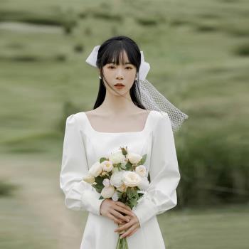 森系外景長袖白色小禮服裙緞面