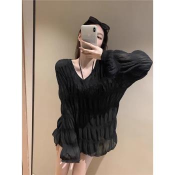 設計感薄款褶皺V領防曬襯衫女早秋新款時尚喇叭袖中長款寬松上衣