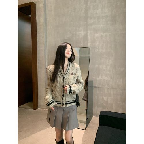 王少女的店 學院風撞色毛衣女早秋2024新款V領麻花毛針織寬松外套