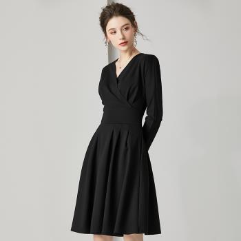 連衣裙女2024秋冬新款收腰顯瘦中長款氣質V領黑色禮服赫本小黑裙
