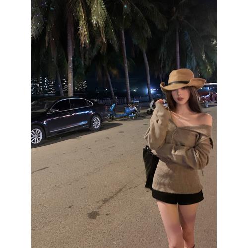 titi小姐姐【8%羊毛 俏甜針織】咖色辣妹大翻領收腰打底上衣