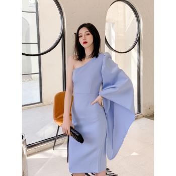 設計感喇叭袖單肩小禮服女超美霧霾藍收腰修身斜肩連衣裙主持年會