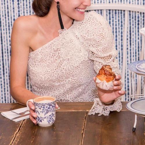 美國RT 真絲歐根紗刺繡上衣 單肩單袖褶皺木耳荷葉袖小香風上衣女