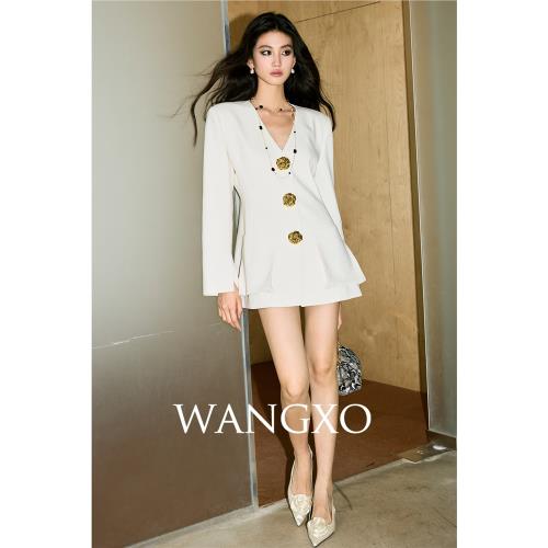 WANGXO｜天然麻感編織肌理｜浮雕金屬扣｜建筑感立裁寬肩收腰西裝
