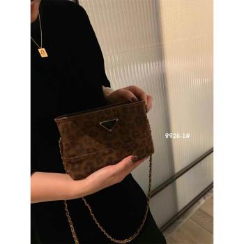 磨砂麂皮絨水桶包包女超火小香風方包中古包菱格鏈條斜挎包手機包