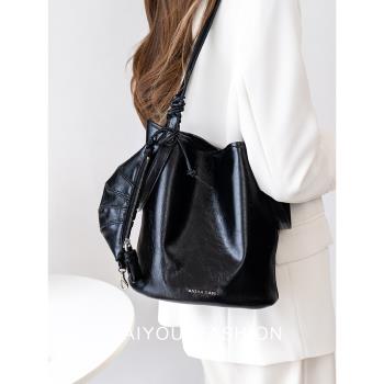 小眾高階感水桶包包女2024秋冬新款時尚洋氣百搭休閑通勤單肩包女
