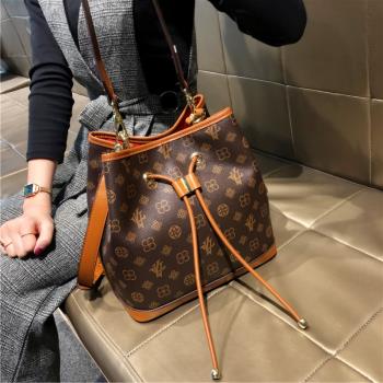 LV:VS香港包包2024新款女士高階真皮手提包個性百搭斜挎單肩福包