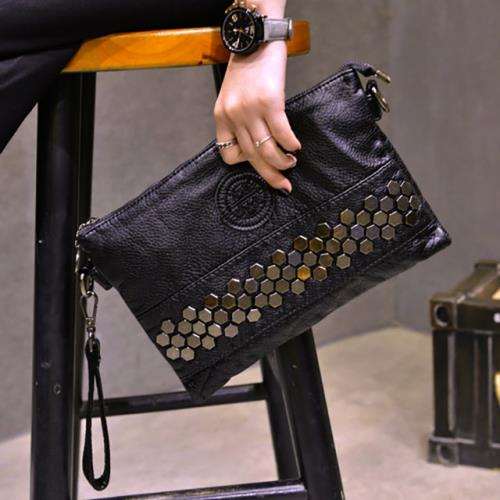 2024新款軟皮手包女韓版水洗皮手拿包時尚鉚釘休閑信封手抓單肩包