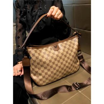 LV:VS香港包包女2024新款時尚大容量斜挎大包手提單肩真皮托特包