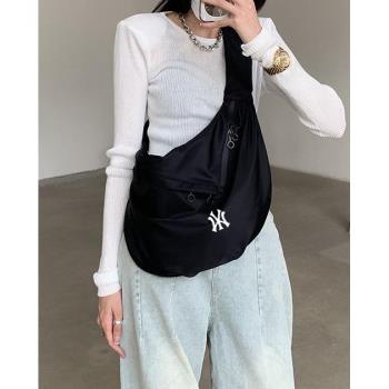 NY日系寬肩帶單肩餃子包斜挎包男尼龍布大容量帆布包女黑色大包潮